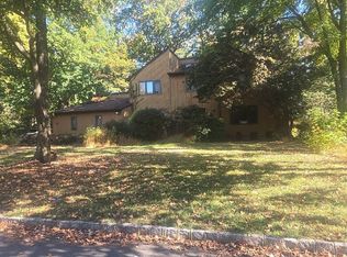 20 Thatchwood Ct, North Brunswick, NJ 08902