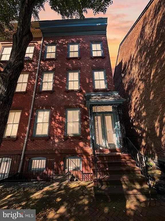 1 bed, 1.0 bath, 2242 sqft, $1,600 — Photo 1
