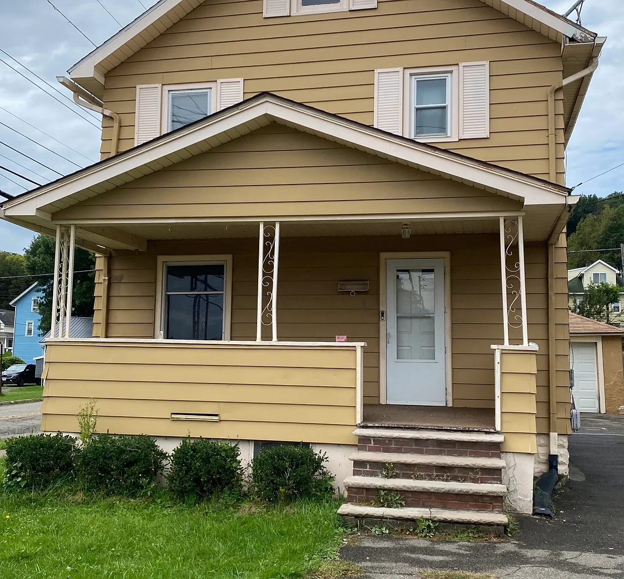 3 bed, 1056 sqft, $1,600 — Photo 1