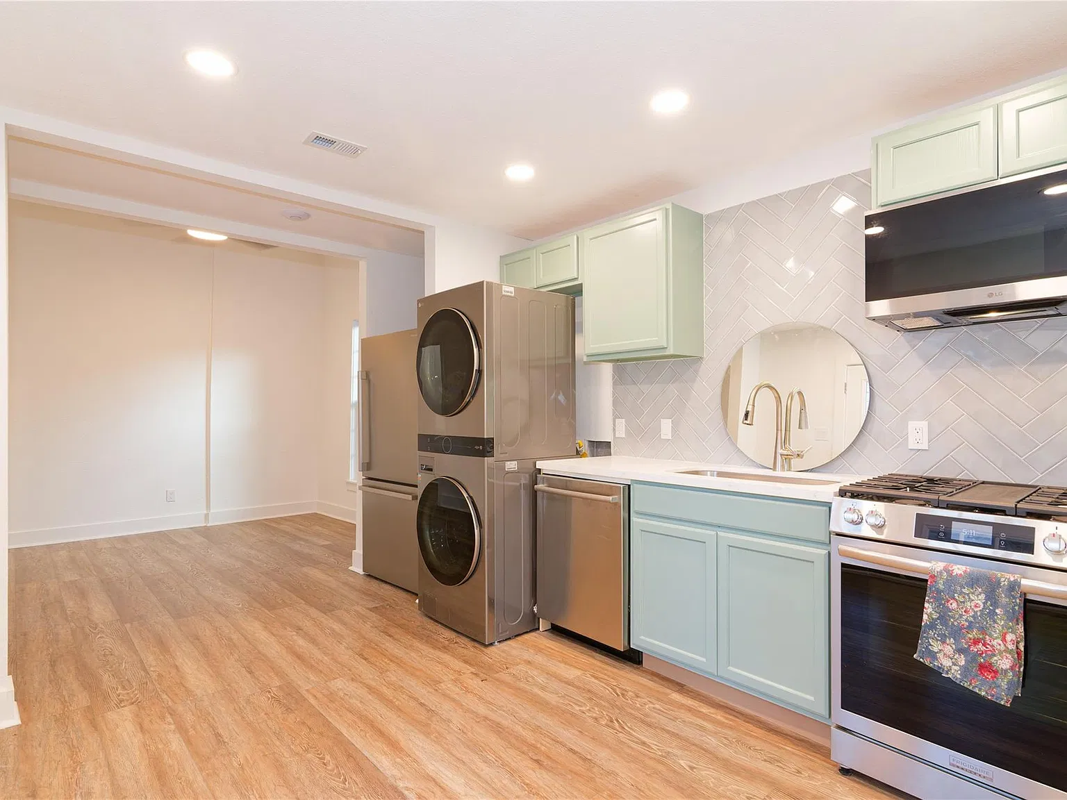 2 bed, 1.0 bath, 580 sqft, $1,599 — Photo 4
