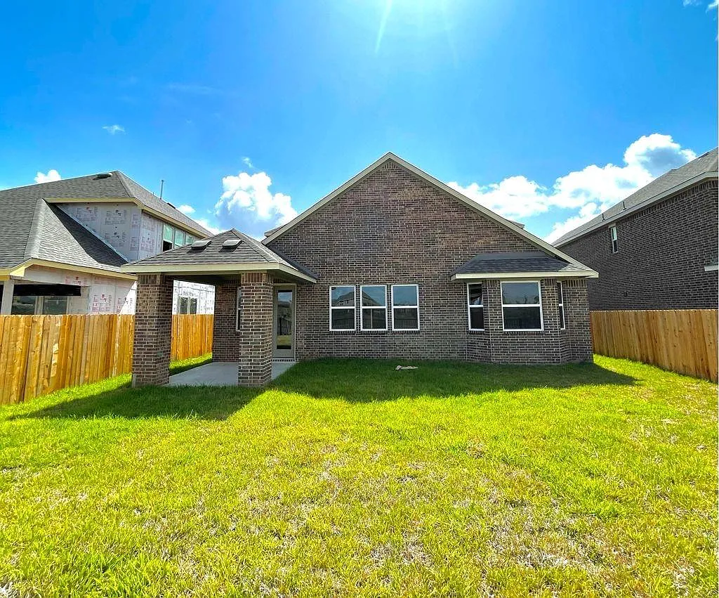 4 bed, 3.5 bath, 2870 sqft, $2,900 — Photo 2