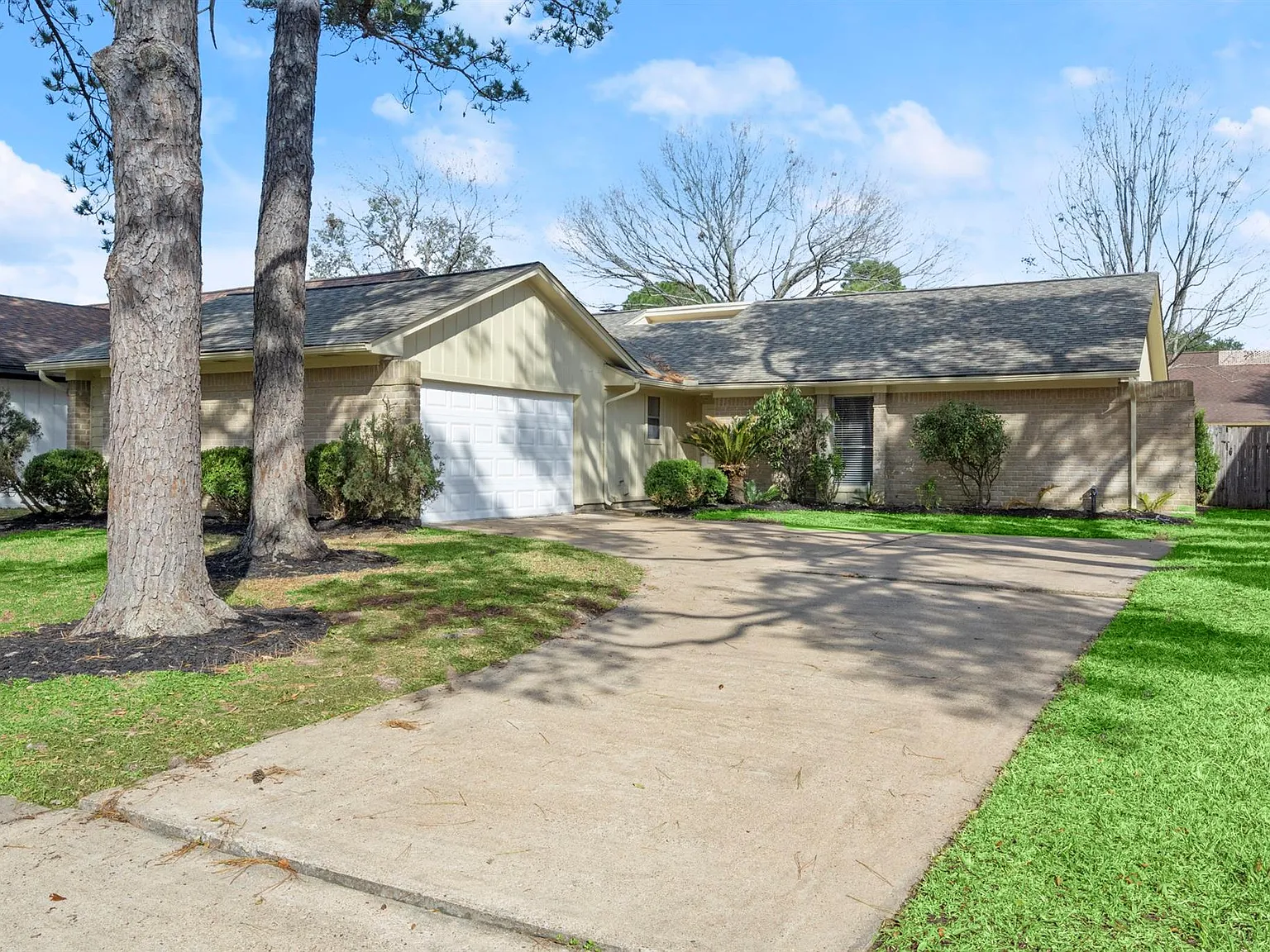 3 bed, 2.5 bath, 1826 sqft, $2,000 — Photo 1