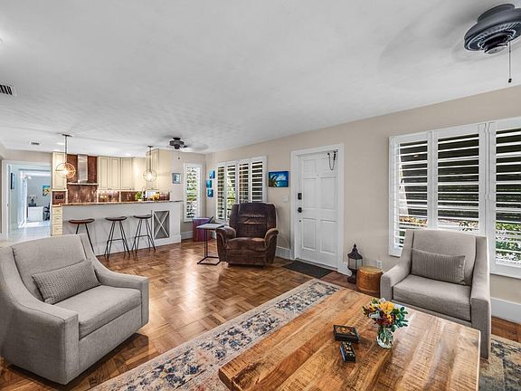 3rd image of 729 N Palmway