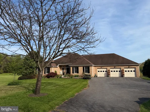 6111 Emerald Ln, Sykesville, MD 21784