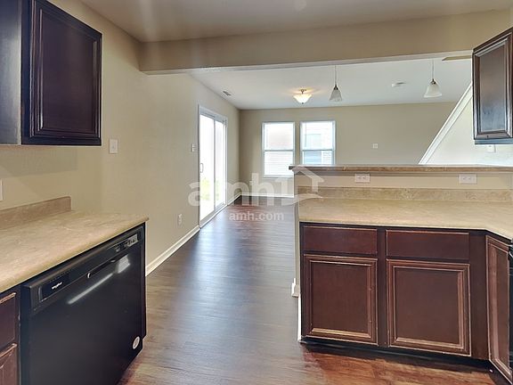 4th image of 1622 Carriage Cir