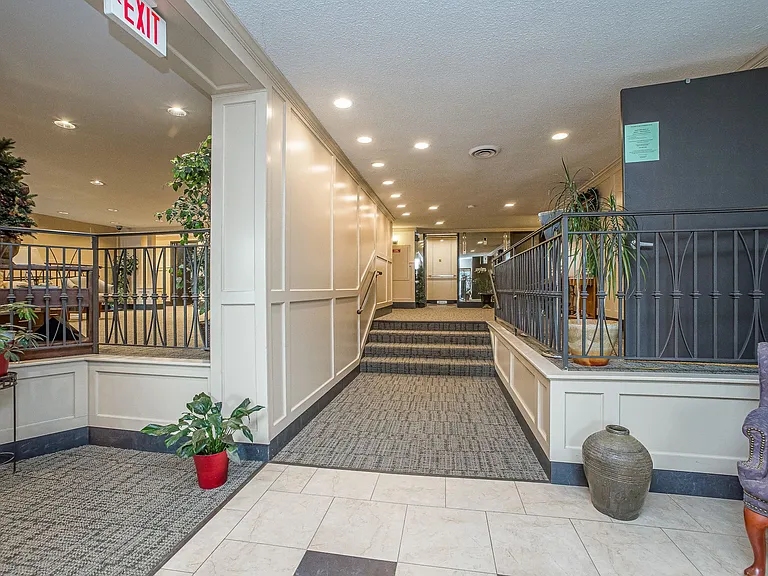 530 N Main Street - The Townhouse. — Photo 2