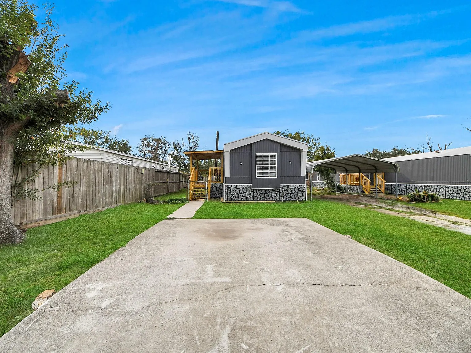 2 bed, 2.0 bath, 896 sqft, $1,999 — Photo 2