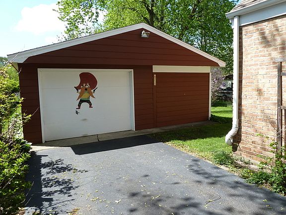 4th image of 433 W Meadow Ave
