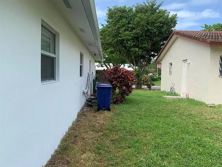 4005 NW 76th Ave — Photo 7