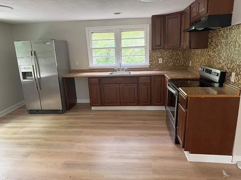 3810 Skyline Dr — Photo 2
