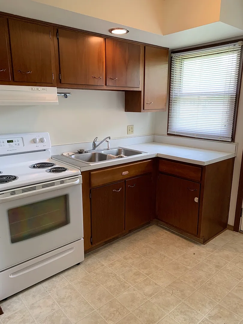 404 W Plum St — Photo 4