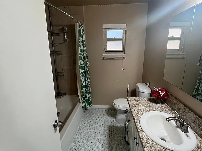 1406 W Howard Ave — Photo 16
