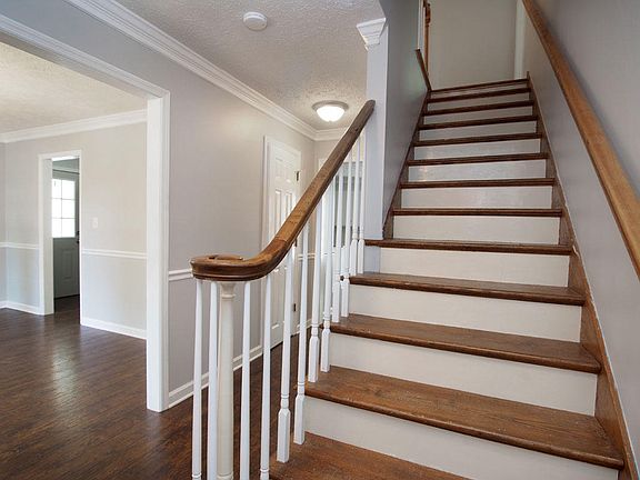 5th image of 111 Oxford Ct