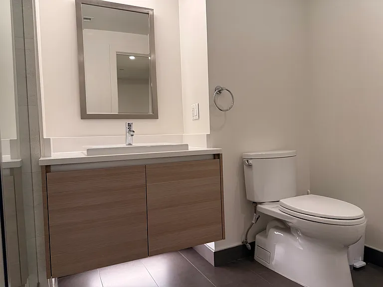 Ample bathroom with plenty of light, dimmable and ventilated.