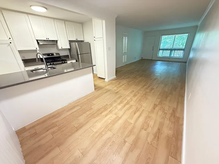 Lorrain Apartments — Photo 30