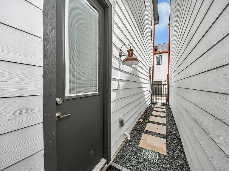 9577 Neuens Rd #B — Photo 32