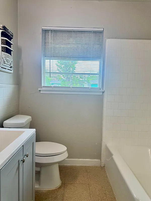 3 bed, 1.0 bath, 946 sqft, $1,100 — Photo 2
