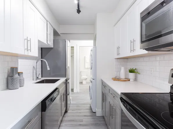 404 7th St #2, New Westminster, BC V3M 3L1