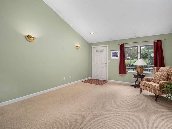 4th image of 24 White Birch Ct