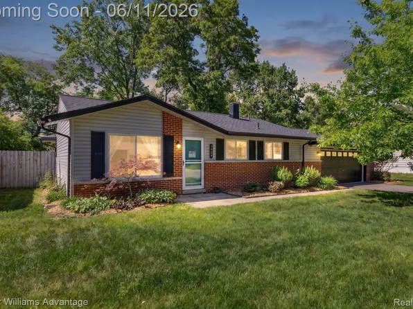 6589 Doyon Dr S, Waterford, MI 48327