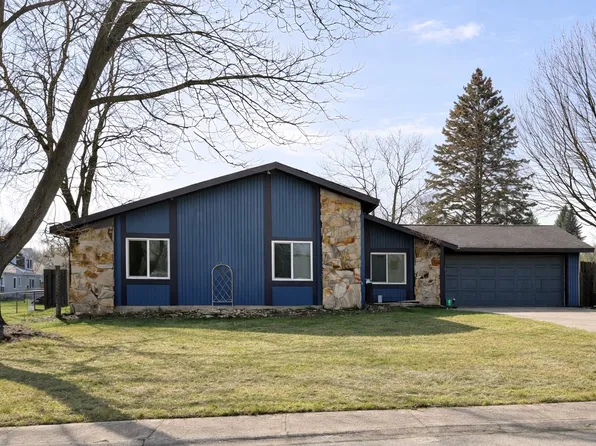 1104 Crestview Dr, Angola, IN 46703