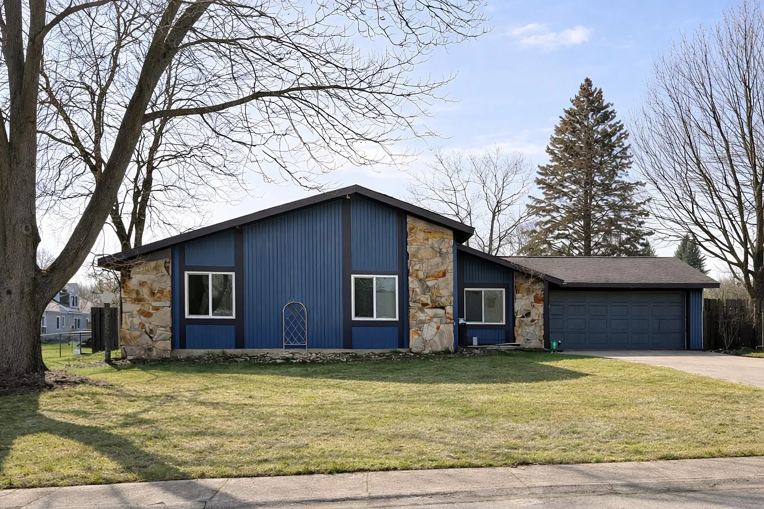1104 Crestview Dr photo 1