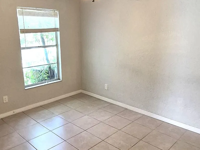 11515 Valencia Dr #B — Photo 8