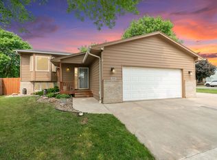 601 Perry Ln, Harrisburg, SD 57032