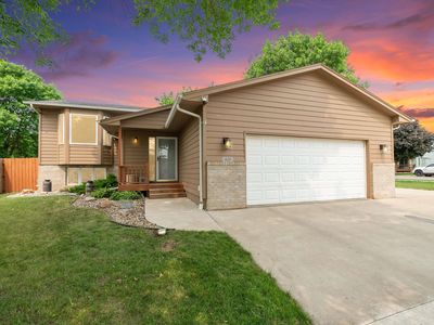 601 Perry Ln, Harrisburg, SD, 57032