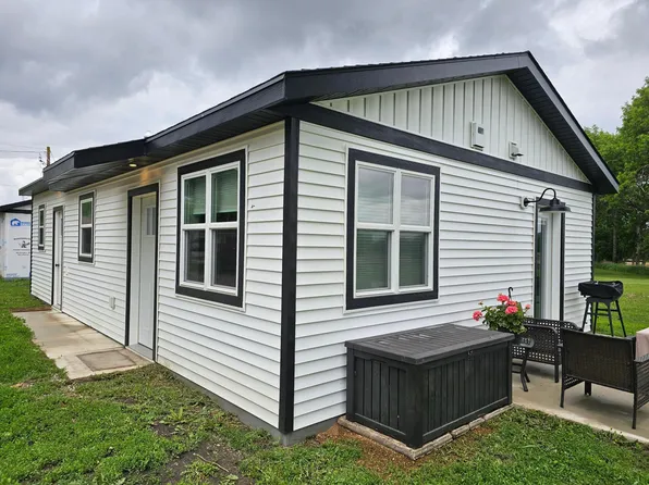 201 1/2 10th Ave SE, Pipestone, MN 56164