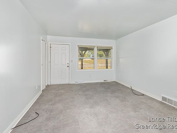 4th image of 5897-5899 Christie Ave SE
