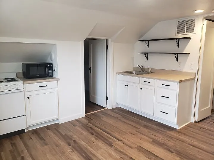 423 1/2 Alderson Ave — Photo 3