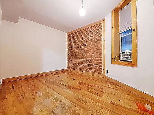 4th image of 640 Willoughby Ave #1