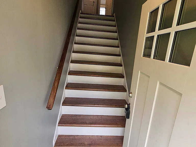 647 Roberts Ave — Photo 2
