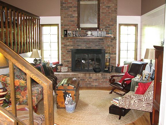 Living room w/ fireplace