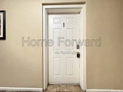 2 bed, 1.0 bath, 725 sqft, $995 — Photo 2