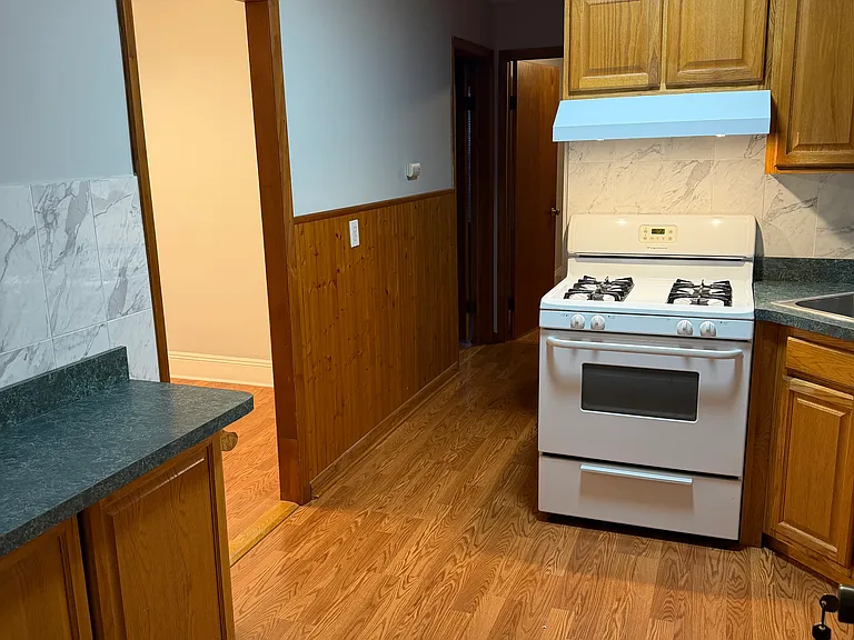 120 Plauderville Ave — Photo 9