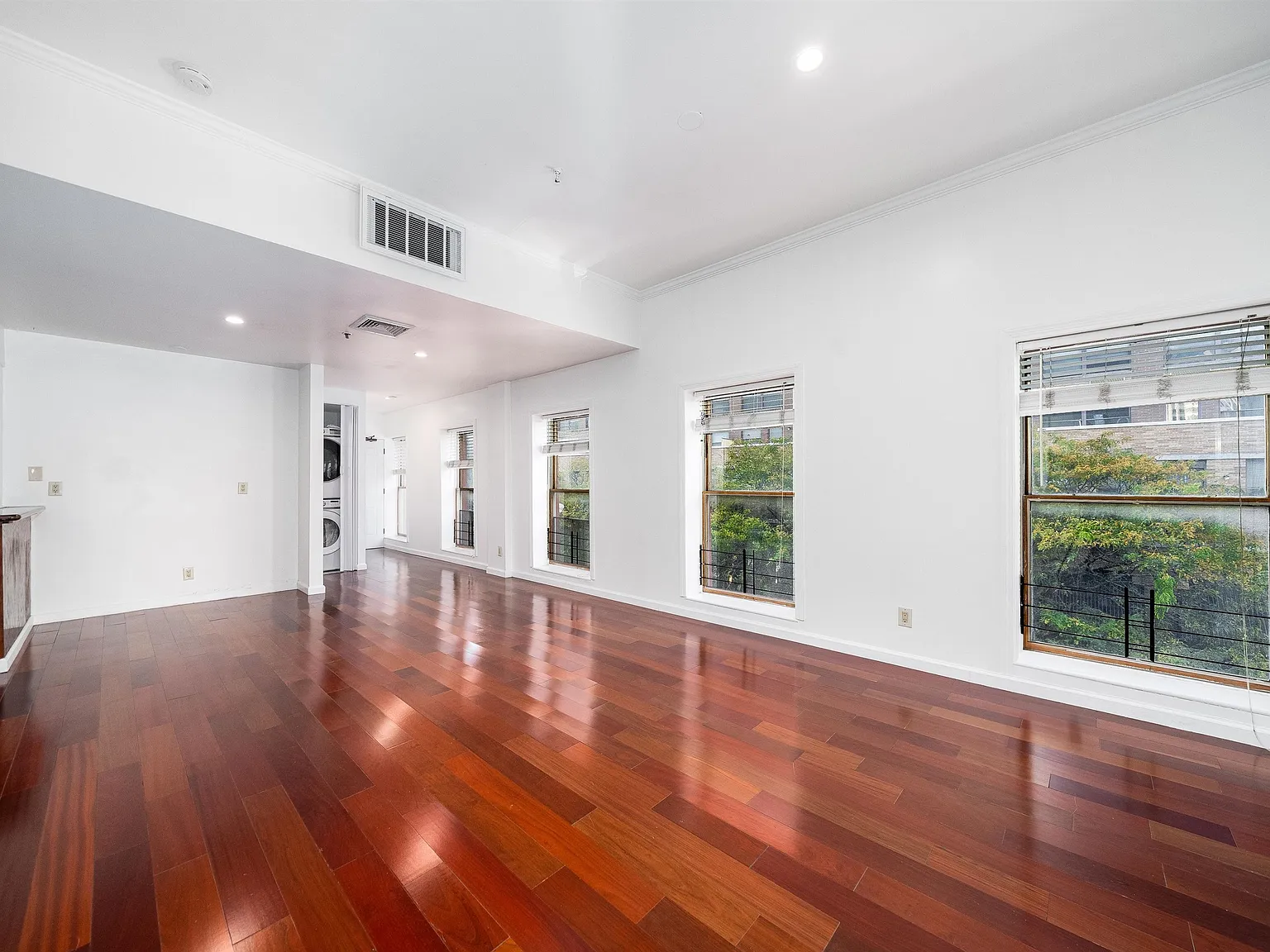 3 bed, 2.0 bath, 1122 sqft, $4,800 — Photo 2