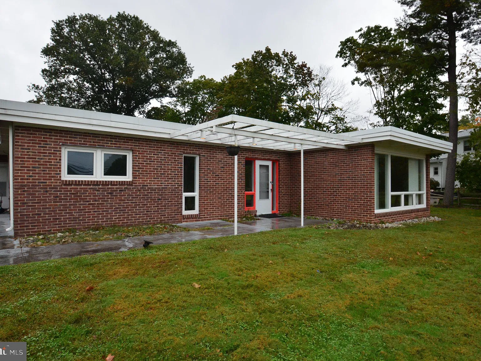 4 bed, 2.0 bath, 2304 sqft, $4,500 — Photo 1