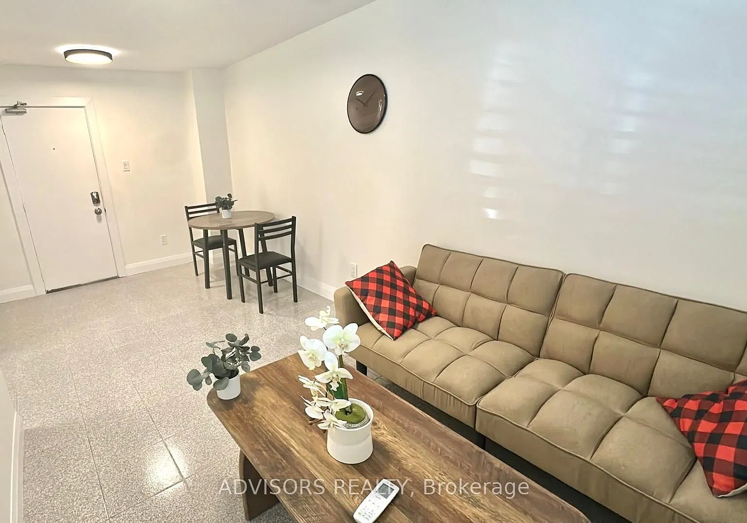 3717 Lakeshore Rd W — Photo 4