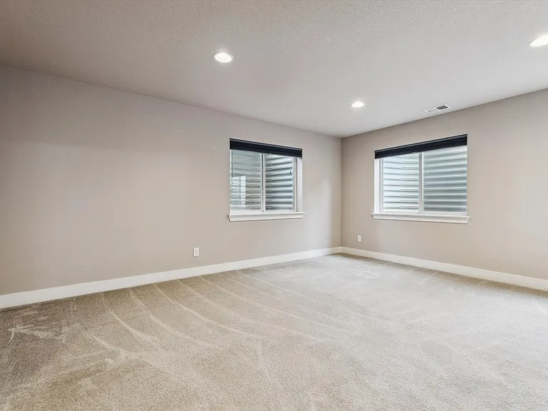 1038 Village Cir — Photo 15