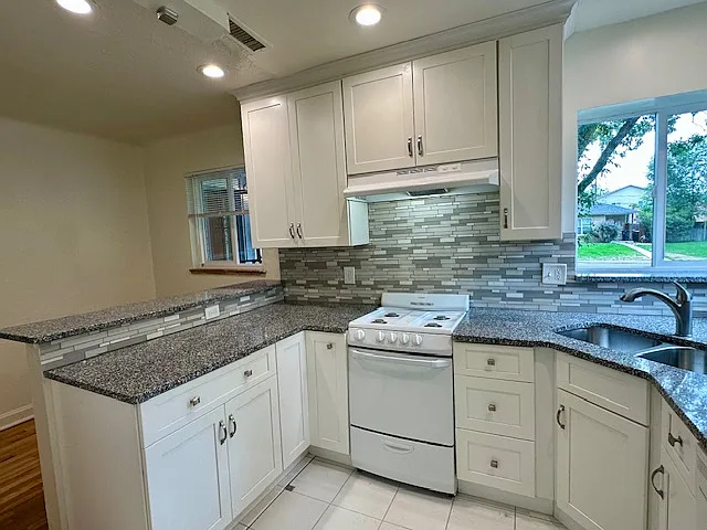 Kitchen 9' x 8'
Bar counter/eating nook 9' x 5'6"