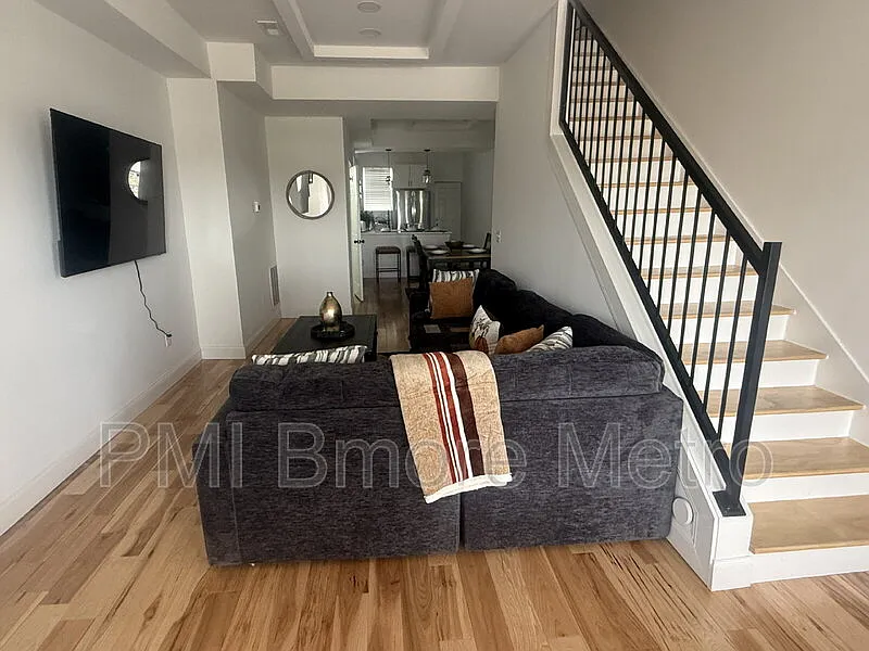 1 bed, 1.0 bath, 800 sqft, $1,000 — Photo 2