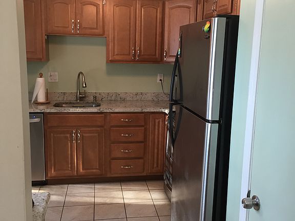 4th image of 63 Essex Ct
