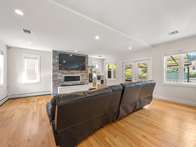 156 Phelps Ave — Photo 7