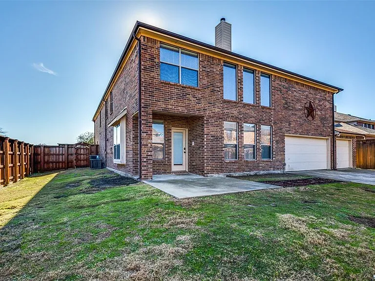 778 Fall River Dr — Photo 3