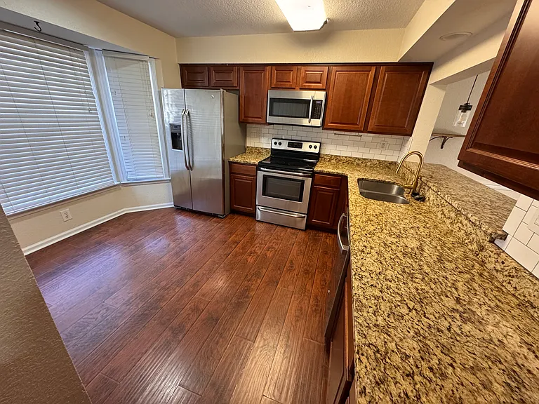534 Biltmore Dr — Photo 4