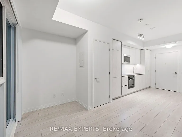 400 King St W #1028 — Photo 17