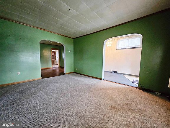 4th image of 615 W 15th St