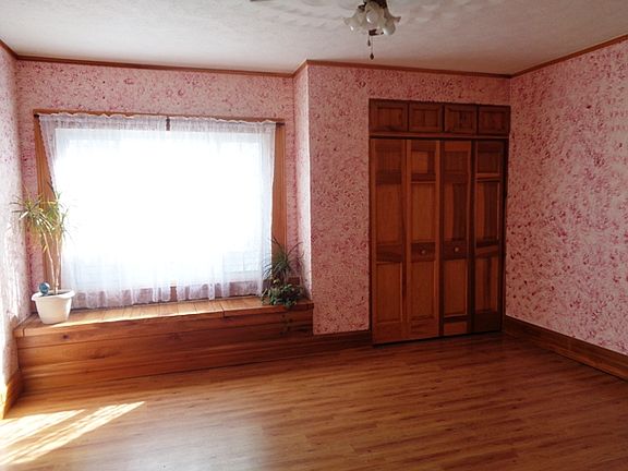 3rd image of 132 1st St W